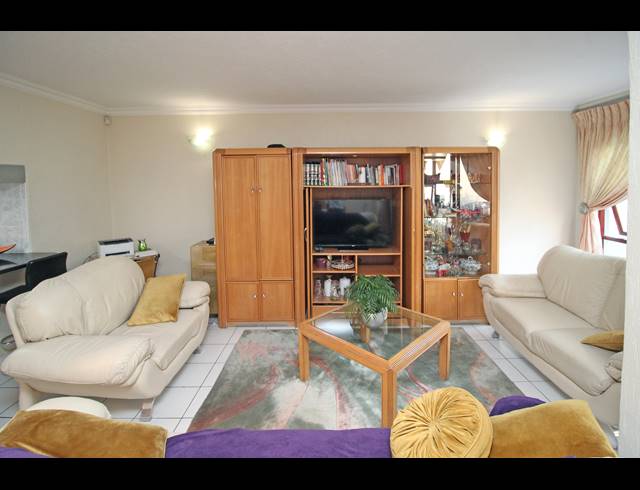 3 BEDROOM TOWNHOUSE FOR SALE IN BEDFORD GARDENS